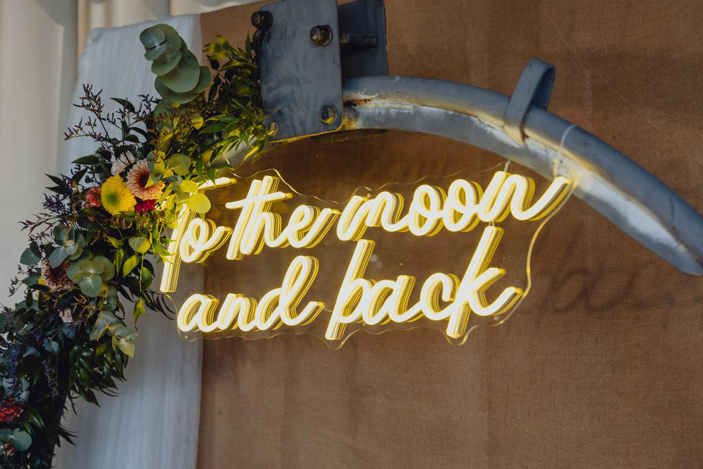 Notre borne photo s’intègre harmonieusement à la décoration du mariage et devient un véritable lieu de rencontre pour les invités.