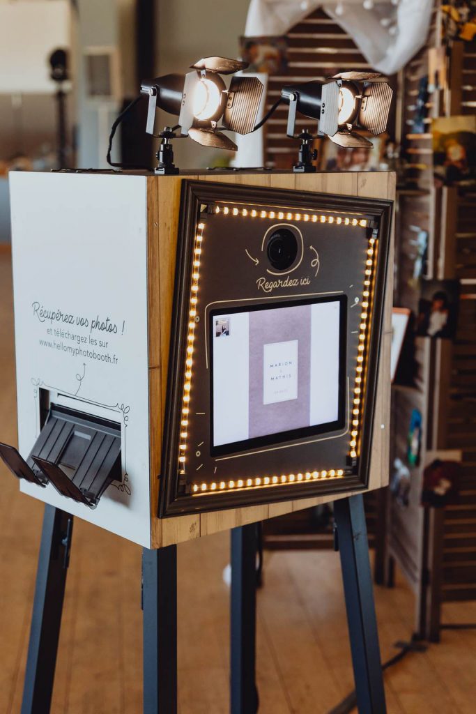 Notre photobooth est équipé d’un appareil photo professionnel et d’un éclairage de qualité pour garantir de superbes images.