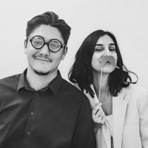Photo d’un groupe de salariés posant avec des moustaches factices devant le photobooth Movember à Lyon