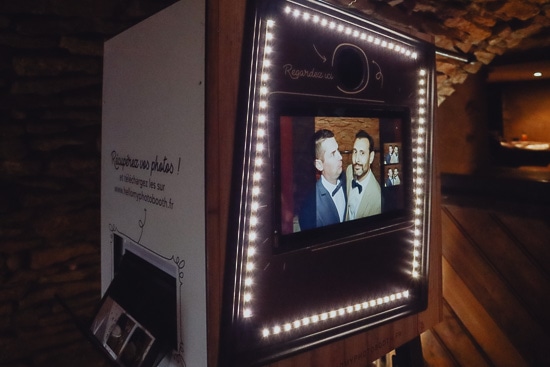 hello my photobooth et deux invités qui posent devant la box photo pour un mariage dans le beaujolais