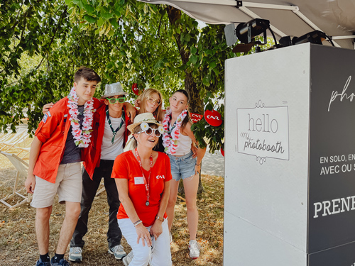 Installation photobooth avec accessoires recyclables et décorations de seconde main